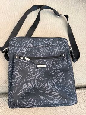 Baggallini Black & Gray Floral-Print Crossbody